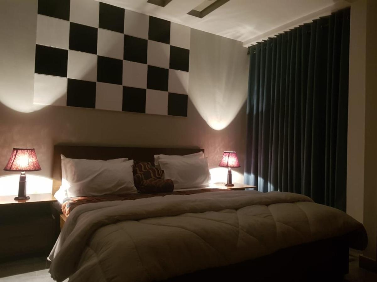 Hotel Holiday ลาฮอร์ ภายนอก รูปภาพ
